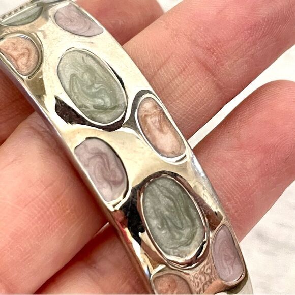 Silver tone colorful swirl spring bracelet - Picture 2 of 7